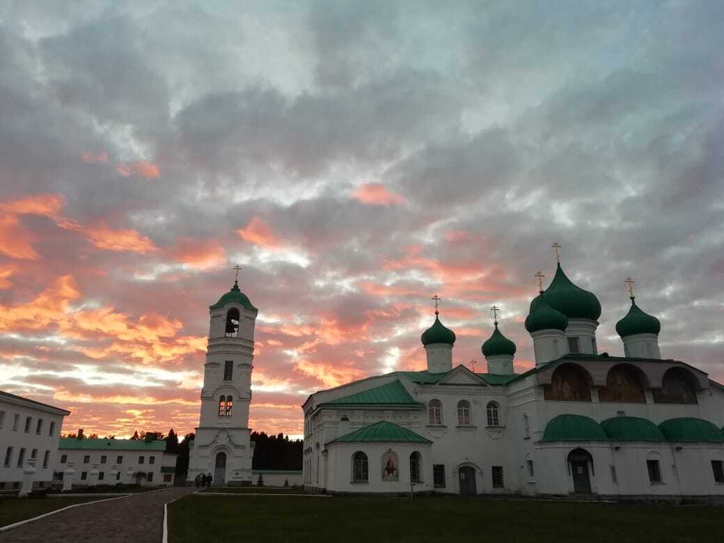 Тихвинский монастырь на закате